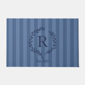 Denim- und Navy-Blumenkranz-Monogramm Fußmatte (Vorderseite)