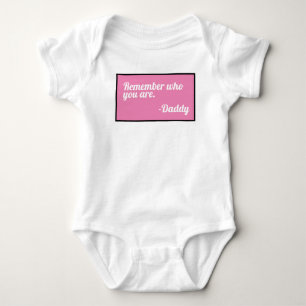 "Denk daran, wer du bist, für das kleine Mädchen Baby Strampler