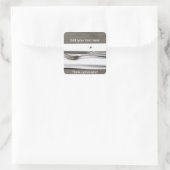 Denk optimistisch! quadratischer aufkleber (Tasche)