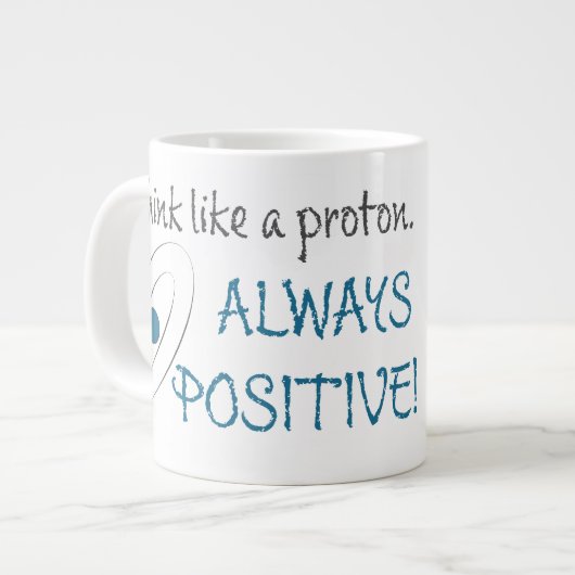 Denk wie ein Proton. Immer positiv! Jumbo-Tasse (Vorderseite Links)