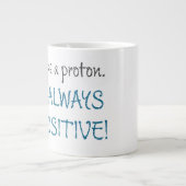 Denk wie ein Proton. Immer positiv! Jumbo-Tasse (Vorderseite)