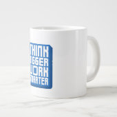 Denke Größer Arbeite Härter Jumbo-Tasse (Vorderseite Rechts)