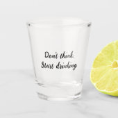 Denke nicht. Fang an zu trinken. Schnapsglas (Vorderseite)