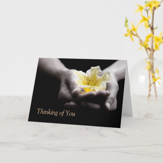 Denken an Sie Gelb-Blume in den Händen Karte (Gelbe Blume)