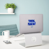Denken… Bitte Warten – Lustiger Ladebildschirm-Zit Aufkleber (Laptop auf Schreibtisch)