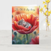 Denken Sie an die Maus in einem roten Mohn nistled Karte (Gelbe Blume)