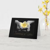 Denken Sie an Ihre elegante, gelbe Blume in den Hä Karte (Gelbe Blume)