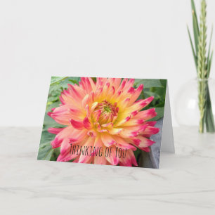 Denken Sie an Ihre Karte mit rosa und gelb Dahlia