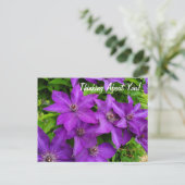 Denken Sie an Lila Clematis Floral Postkarte (Stehend Vorderseite)