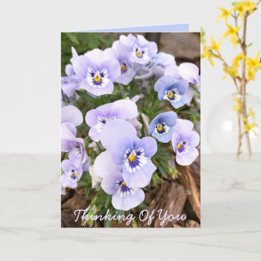 Denken Sie an Pastel Lila Stiefmütterchen Foto Cus Karte (Gelbe Blume)