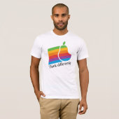 Denken Sie anders als - Retro Apple-Parodie-T - T-Shirt (Vorne ganz)