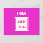 Denken Sie außerhalb des Kästchens Zitat tief rosa Postkarte (Vorderseite)