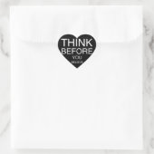 Denken Sie, bevor Sie glauben (schwarz) Herz-Aufkleber (Tasche)