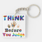 DENKEN SIE, bevor Sie urteilen Schlüsselanhänger (Rückseite)