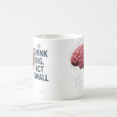Denken Sie groß, handeln Sie klein Kaffeetasse (Mittel)
