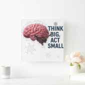 Denken Sie groß, handeln Sie klein Quadratische Wanduhr (Zuhause)