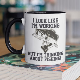 Denken Sie über das Fischen am Arbeitsplatz Kaffee Tasse