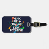 Denken Sie wie ein Proton und bleibe positiv Gepäckanhänger (Vorderseite horizontal)
