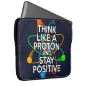 DENKEN SIE WIE EIN PROTON UND BLEIBE POSITIV LAPTOPSCHUTZHÜLLE (Vorne Rechts)