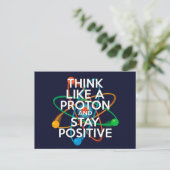 DENKEN SIE WIE EIN PROTON UND BLEIBE POSITIV POSTKARTE (Stehend Vorderseite)