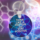 Denken Sie wie ein Proton und Bleibe positive Fun Schlüsselanhänger