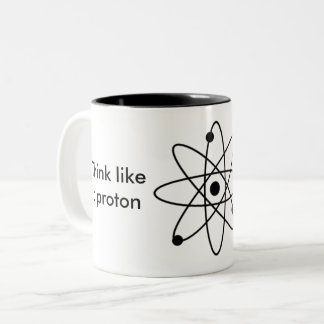 Denken Sie wie ein Proton und bleibe Sie positiv! Zweifarbige Tasse