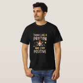 Denken Sie wie Proton, Bleibe positive Wissenschaf T-Shirt (Vorne ganz)