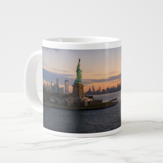 Denkmäler Statue von Liberty | NYC Jumbo-Tasse (Vorderseite Links)