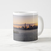 Denkmäler Statue von Liberty | NYC Jumbo-Tasse (Vorderseite Rechts)