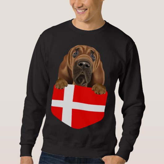 Denmark Flag Bloodhound Dog In Pocket Sweatshirt (Vorderseite)