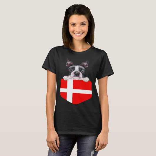 Denmark Flag Boston Terrier Dog In Pocket T-Shirt (Vorne ganz)