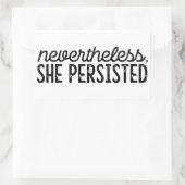 Dennoch beharrte sie darauf, rechteckiger aufkleber (Tasche)