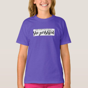 Dennoch bestand sie das Shirt des Kindes fort