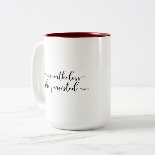 "Dennoch, bestand sie" elegantes Skript fort Zweifarbige Tasse (Vorderseite Links)