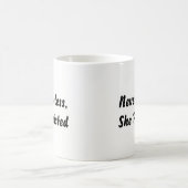 "Dennoch, bestand sie" schwarzes u. weißes Zitat Kaffeetasse (Mittel)