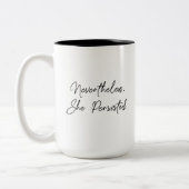 "Dennoch, bestand sie" Typografie-Zitat fort Zweifarbige Tasse (Links)