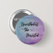 "Dennoch, bestand sie" über buntem Schmutz fort Button (Vorne & Hinten)