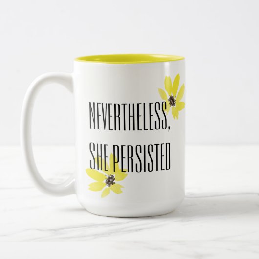 "Dennoch, bestand sie" wählt Ihren Schriftart fort Zweifarbige Tasse (Links)
