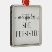 Dennoch hielt sie an ihrem Zitat fest Silbernes Ornament (Rechts)