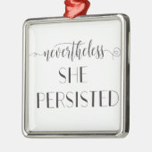 Dennoch hielt sie an ihrem Zitat fest Silbernes Ornament (Links)