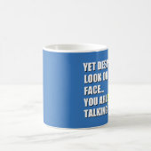 Dennoch trotz des Blickes auf meinem Gesicht Kaffeetasse (Mittel)