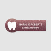 Dental Assistant Modern Burgundy Red Dentist Namensschild (Vorderseite)