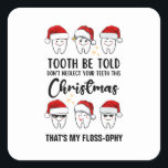 Dental Christmas TOOTH WERDEN TOLD Floss-ophy Quadratischer Aufkleber<br><div class="desc">Spaß Weihnachten TOOTH WERDEN TOLD Floss-ophy Aufkleber mit CUSTOMIZABLE TEXT. Entworfen als Erinnerung für Zahnpflege während der Festsaison. Der untere Text kann mit Ihrem Namen oder Firmennamen PERSONALISIERT oder einfach gelöscht werden. Dieser niedliche Dental Weihnachtsaufkleber würde Zahnärzten, Zahnärzten und/oder anderen Mitarbeitern ein großes Gunstgeschenk machen, um ihren Patienten während der...</div>