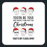 Dental Christmas TOOTH WERDEN TOLD Floss-ophy Quadratischer Aufkleber<br><div class="desc">Spaß Weihnachten TOOTH WERDEN TOLD Floss-ophy Aufkleber mit CUSTOMIZABLE TEXT. Entworfen als Erinnerung für Zahnpflege während der Festsaison. Der untere Text kann mit Ihrem Namen oder Firmennamen PERSONALISIERT oder einfach gelöscht werden. Dieser niedliche Dental Weihnachtsaufkleber würde Zahnärzten, Zahnärzten und/oder anderen Mitarbeitern ein großes Gunstgeschenk machen, um ihren Patienten während der...</div>