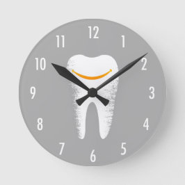 Dentist Smiling Tooth Modern Silver Dental Office Runde Wanduhr