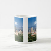 Denver Colorado mit Innenstadt und Bergen Kaffeetasse (Mittel)