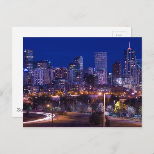 Denver Skyline bei Nacht - Colorado Postkarte (Vorne/Hinten)