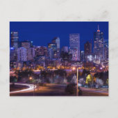 Denver Skyline bei Nacht - Colorado Postkarte (Vorderseite)