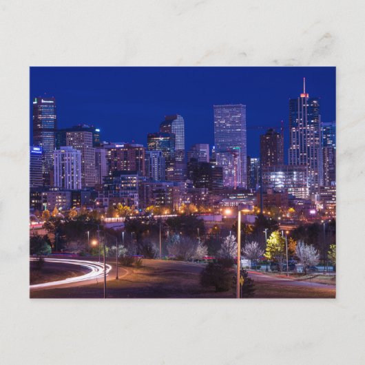Denver Skyline bei Nacht - Colorado Postkarte (Vorderseite)