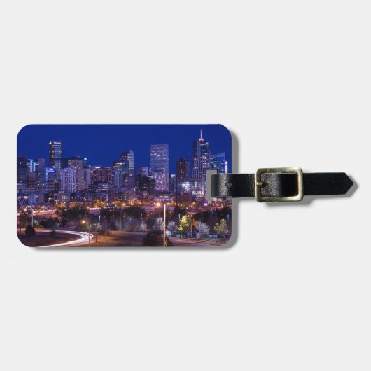 Denver-Skyline nachts - Colorado Gepäckanhänger (Vorderseite horizontal)